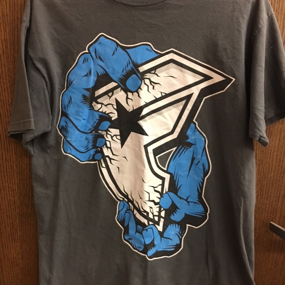 Mens Famous T-shirt Sz Medium